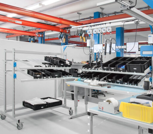 ERGO-line Materialzuführung am Tisch befestigt und an Transportwagen {{brizy_dc_image_alt imageSrc=