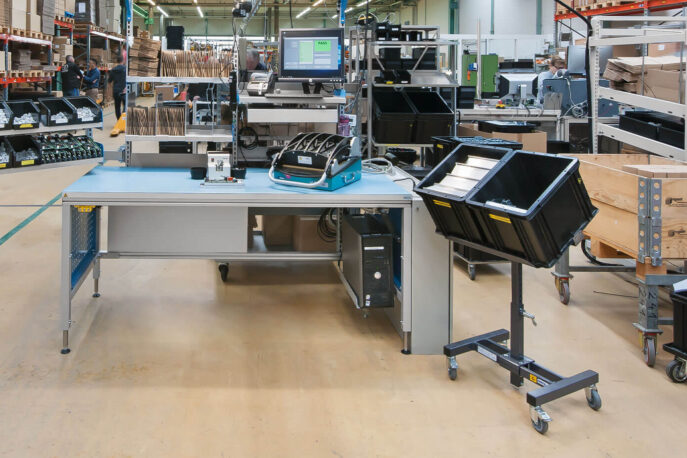 Montageplatz ESD mit Leuchte und Schwenkarm {{brizy_dc_image_alt imageSrc=